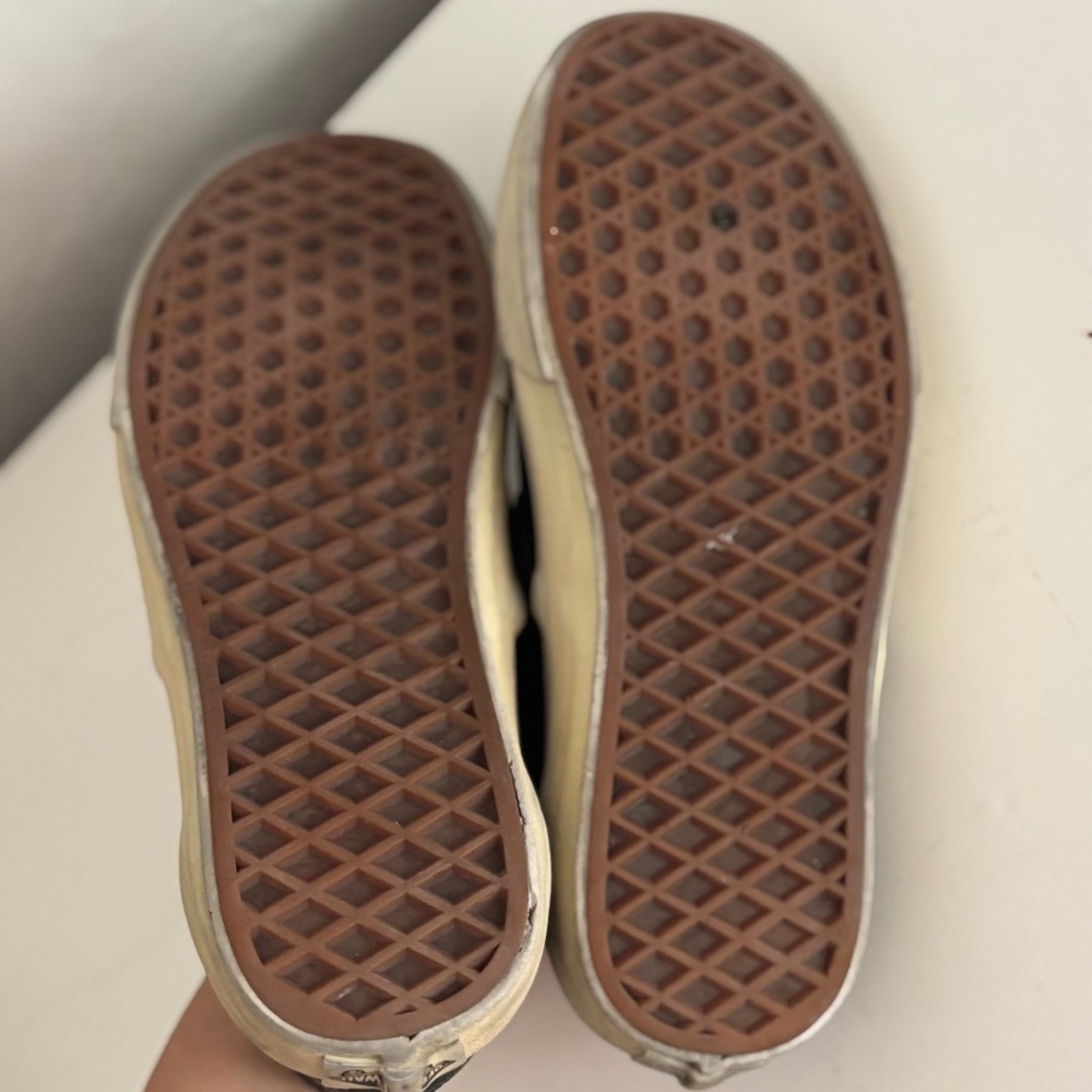 Van’s Unisex Black Leather Perforated Slip-Ons, Women’s 6, - Picture 7 of 7